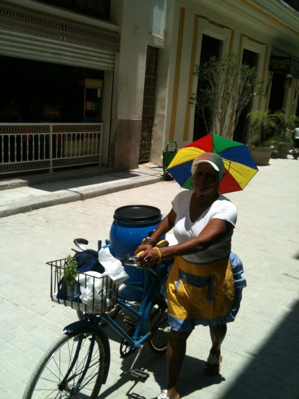 Peculiar vendedora "jugo de pina" (Jugo de piña) en la Habana Cuba
