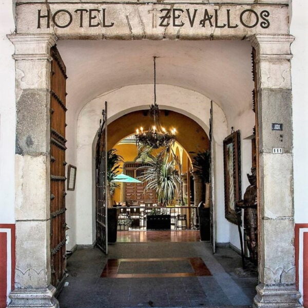 “El Restaurante que tiene un Hotel”… “Casa Zevallos”,  Córdoba.